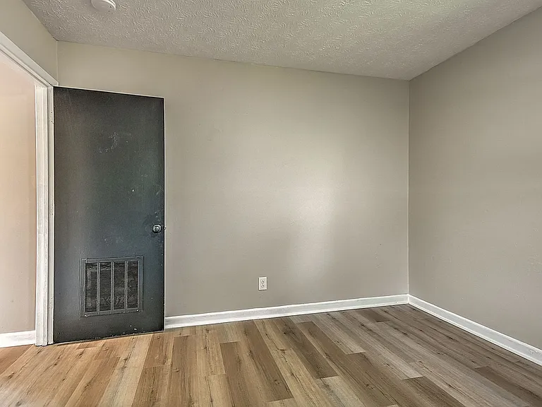 921 Elizabeth St — Photo 23
