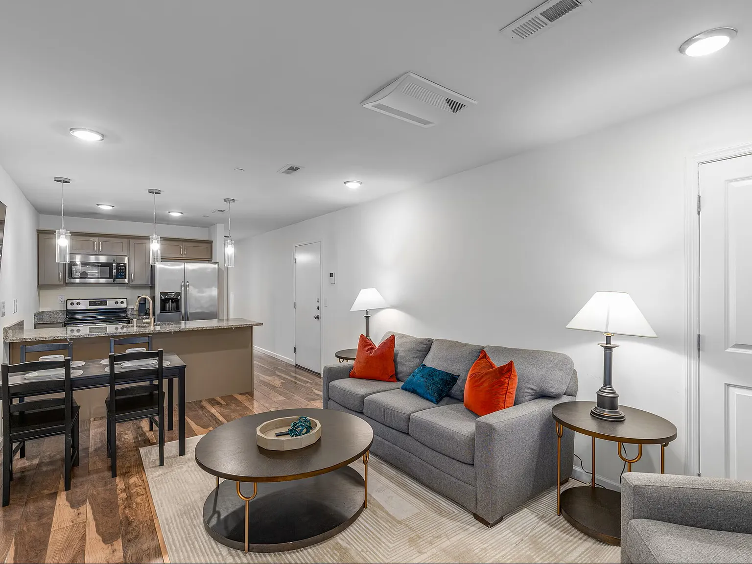 2 bed, 987 sqft, $1,852 — Photo 4