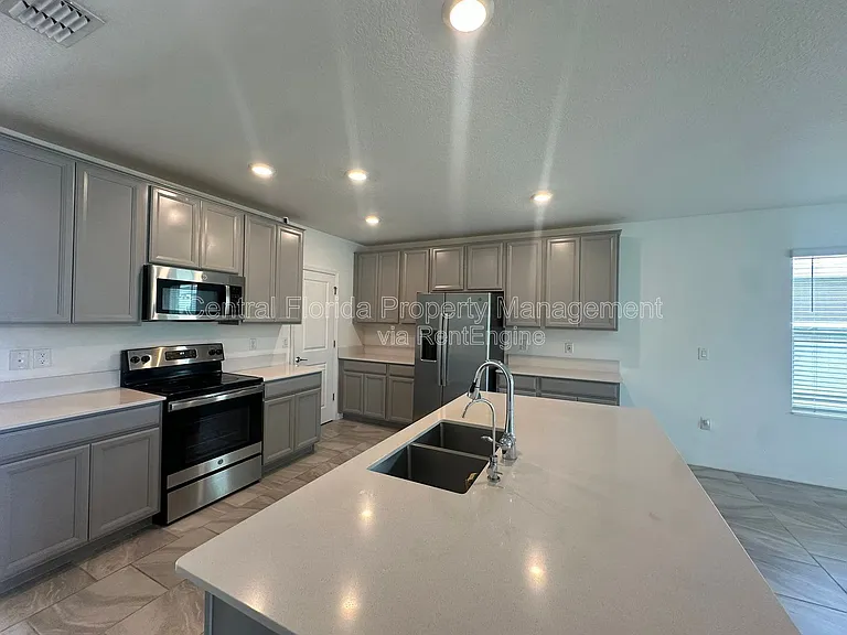 373 Pineywoods St — Photo 4
