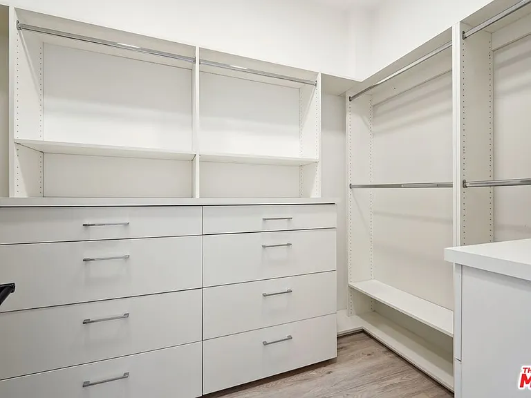 137 N Doheny Dr #3 — Photo 31