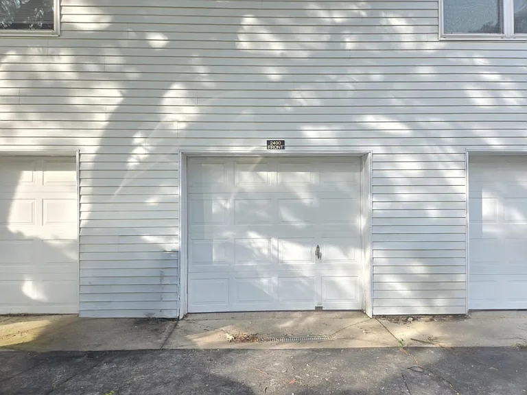 2490 Burgandy Ln — Photo 13