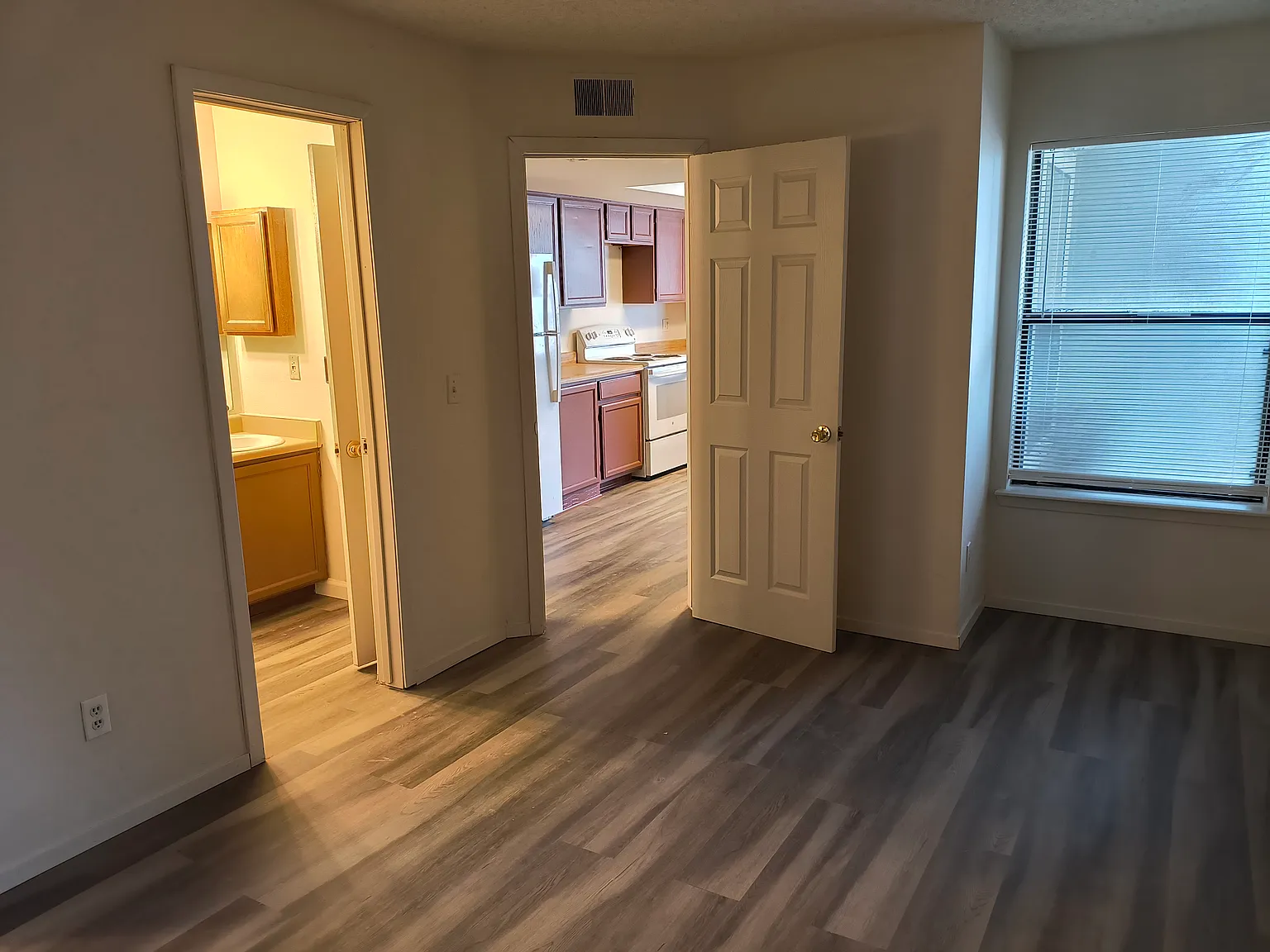 1 bed, 875 sqft, $1,200 — Photo 3