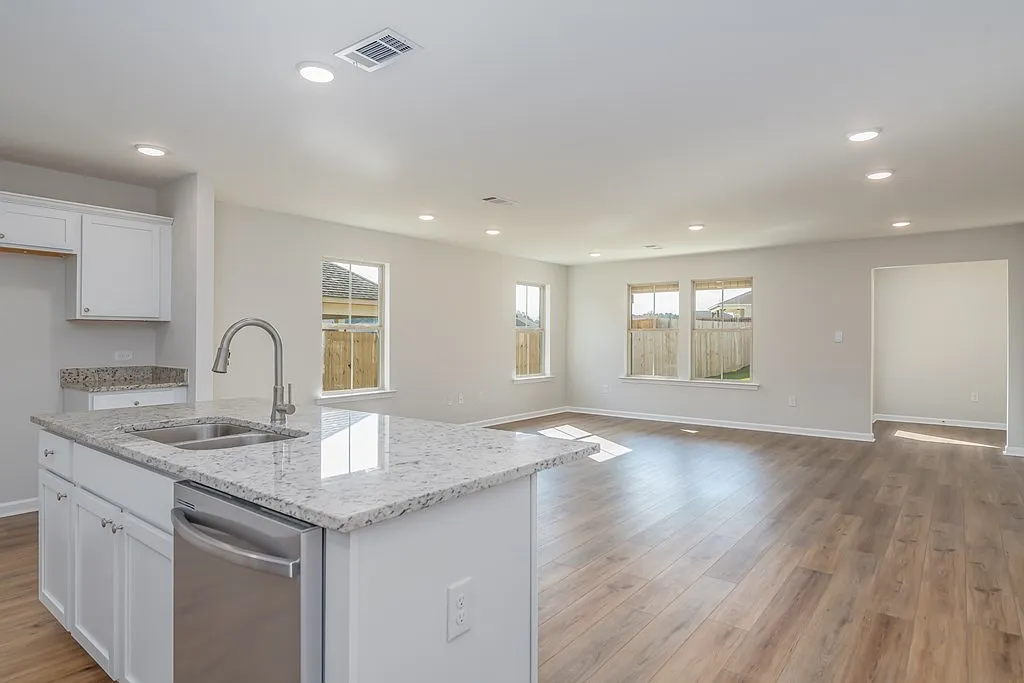 3 bed, 1799 sqft, $2,100 — Photo 2