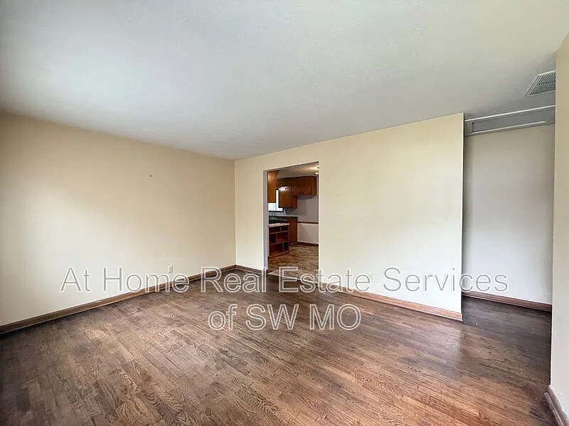 3 bed, 1.0 bath, 1100 sqft, $1,180 — Photo 2