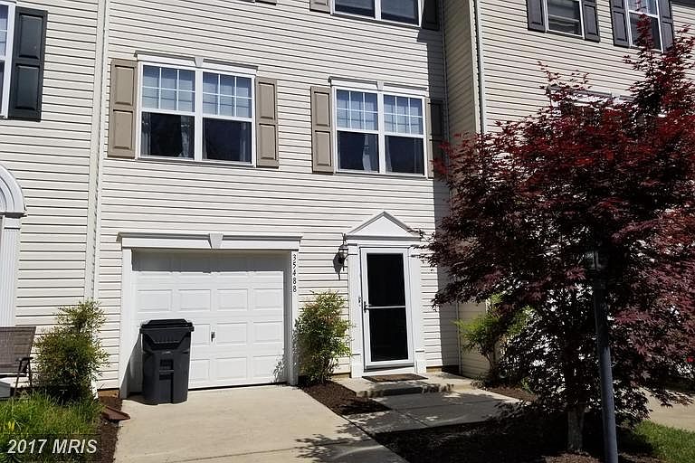 Lovely Colonial 3 level Townhome!