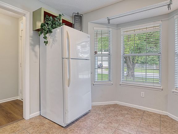 4th image of 229 Saint Awdry St