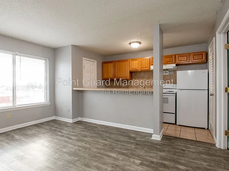 2228 S Oliver Ave — Photo 5