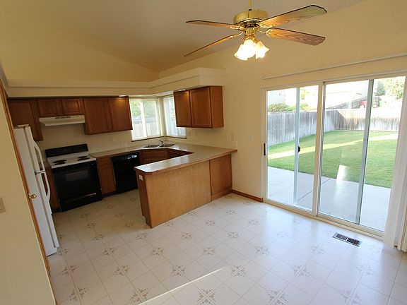 Kitchen, picture does not show the new LVT flooring!