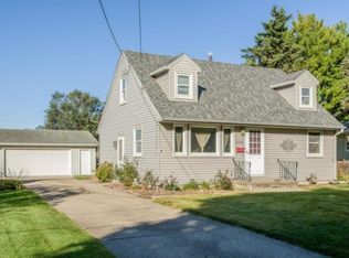 2416 Farwell Rd, Des Moines, IA 50317