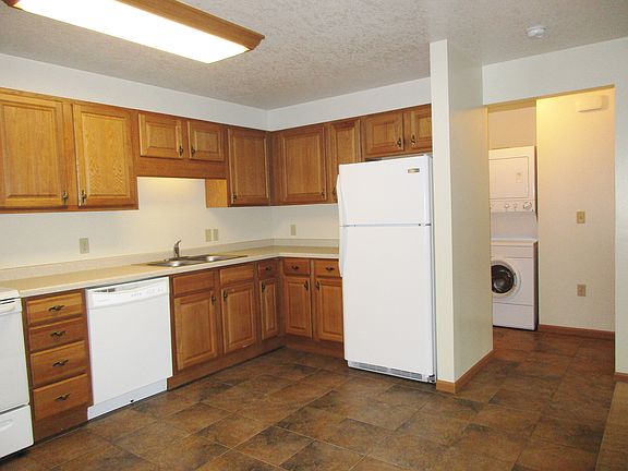 3rd image of 930 Linden Dr APT 102