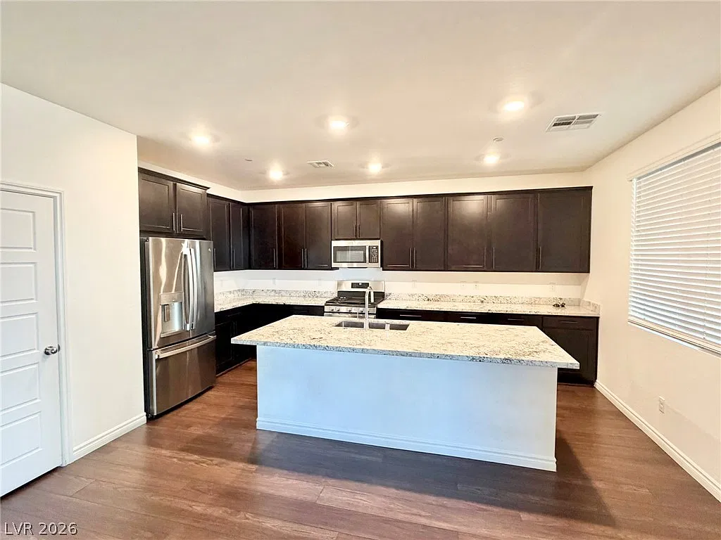 4 bed, 3.5 bath, 2203 sqft, $2,600 — Photo 2