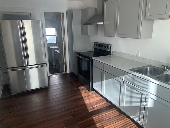 3rd image of 714-712 N Avenue D