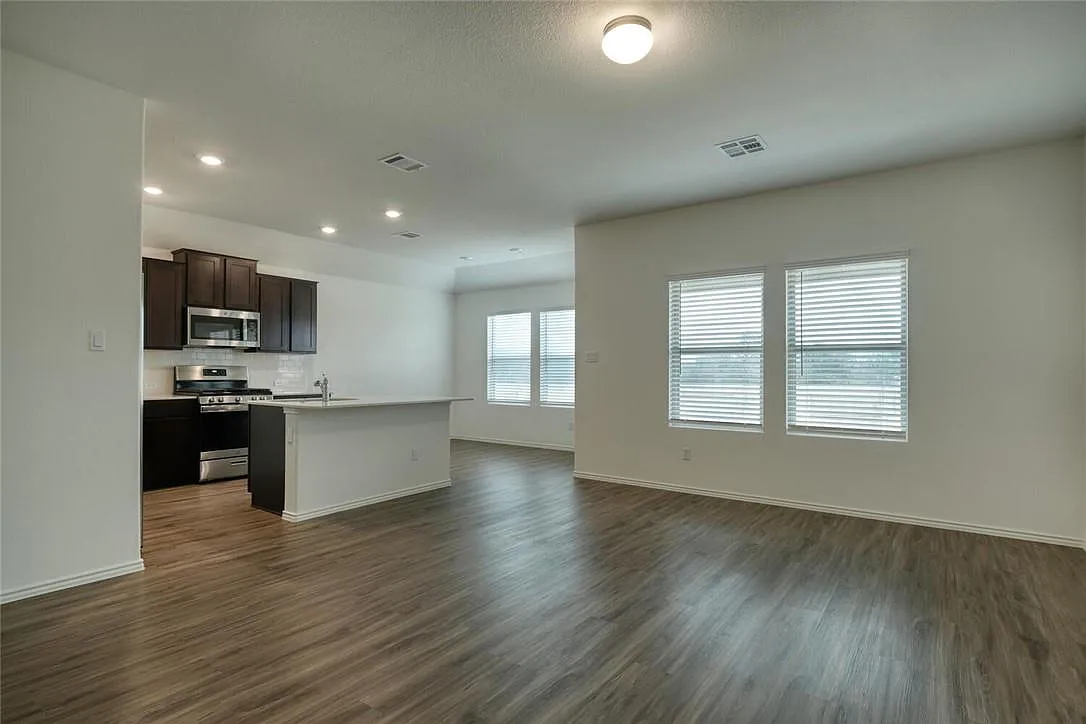 3 bed, 2.0 bath, 1690 sqft, $2,100 — Photo 2