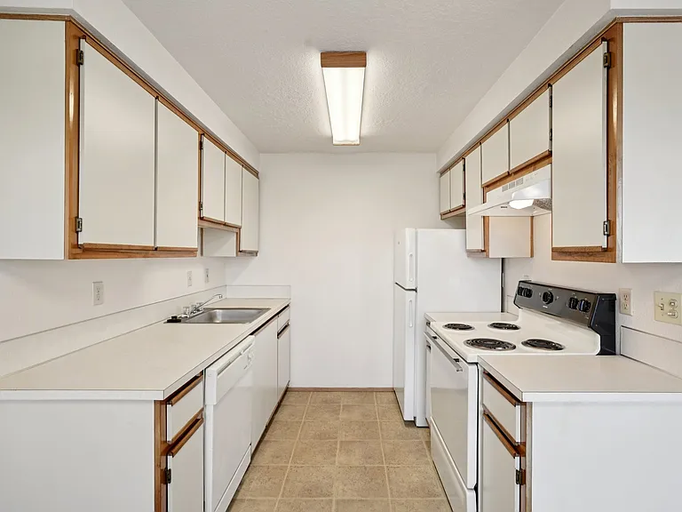 Cedar Court Apartments — Photo 10