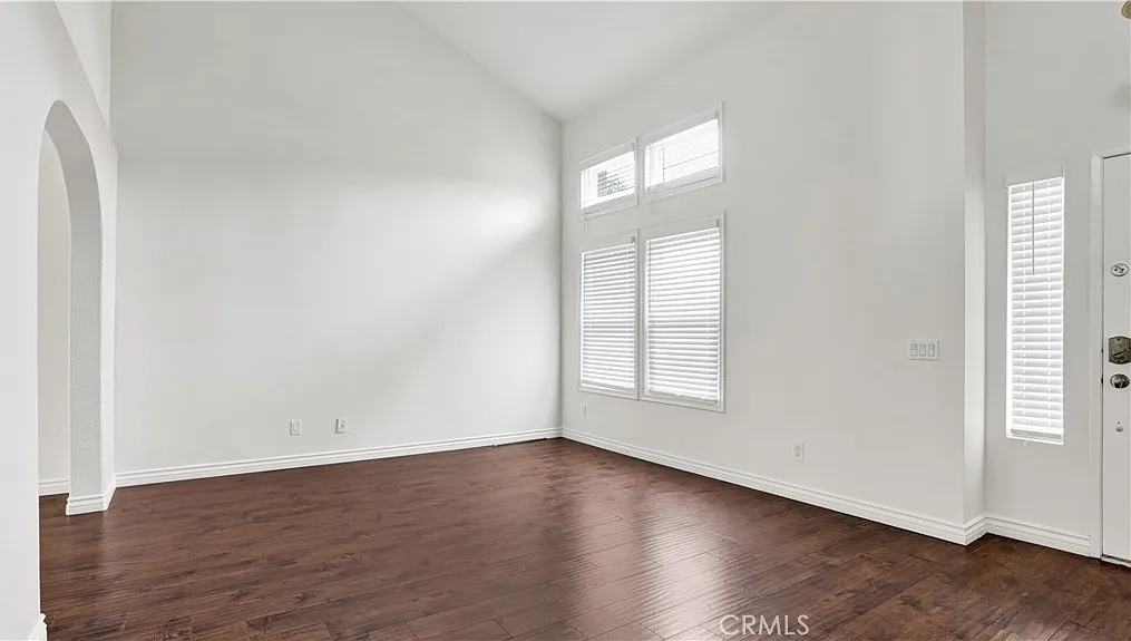 3 bed, 2.5 bath, 1731 sqft, $4,200 — Photo 3