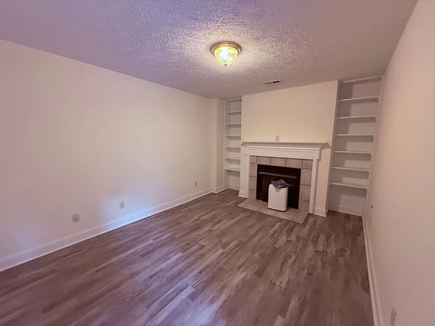 3 Bedroom, 2 Bath Townhouse — Photo 4