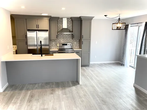337 Neptune Dr, Walled Lake, MI