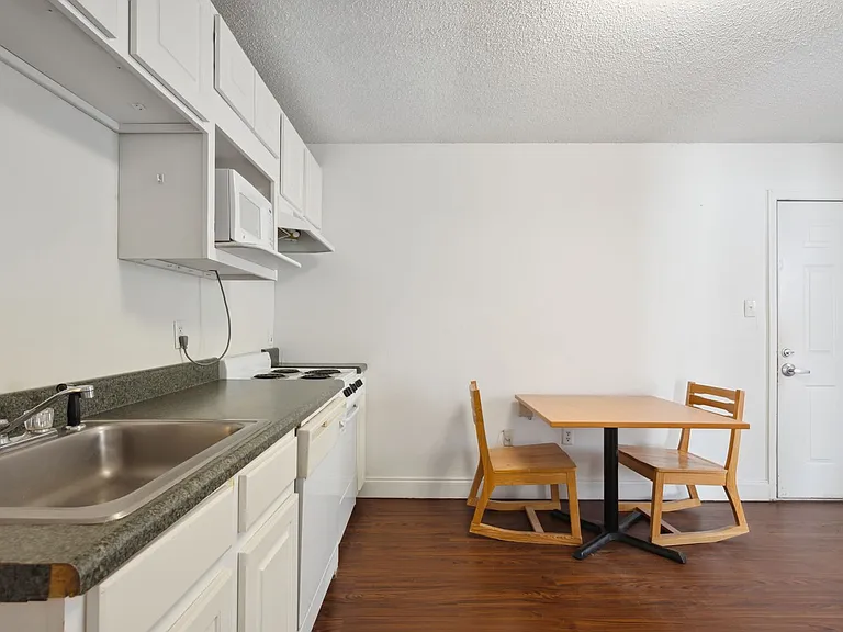 12220 Apache Avenue — Photo 7