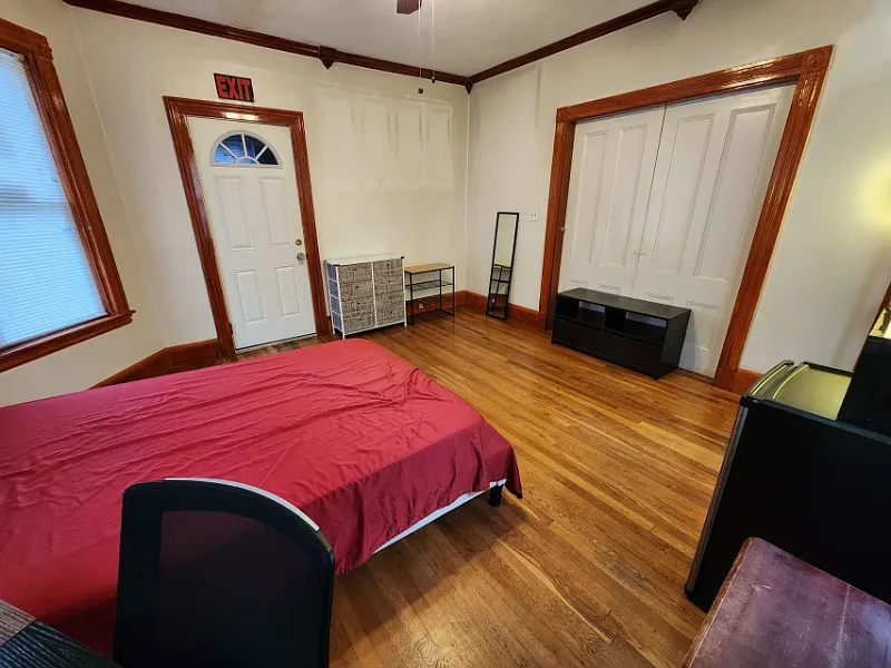 1 bed, 3400 sqft, $1,050 — Photo 2