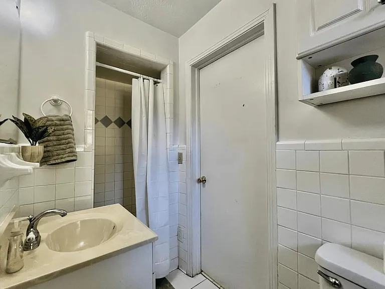 1201 Domingo Dr — Photo 3