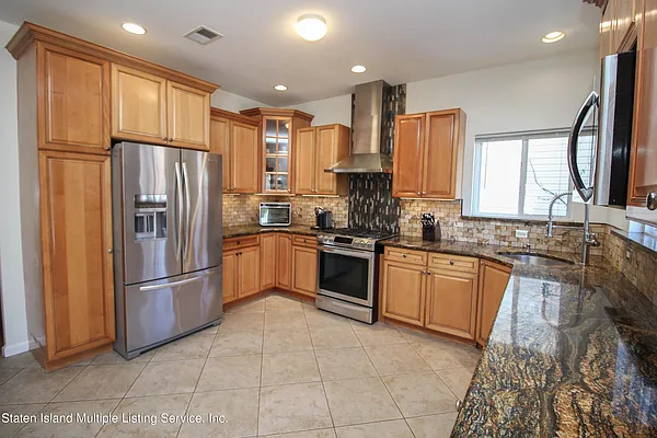Sold by Remax Edge | media 18