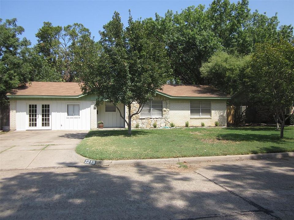 1st image of 2219 Hackberry Dr