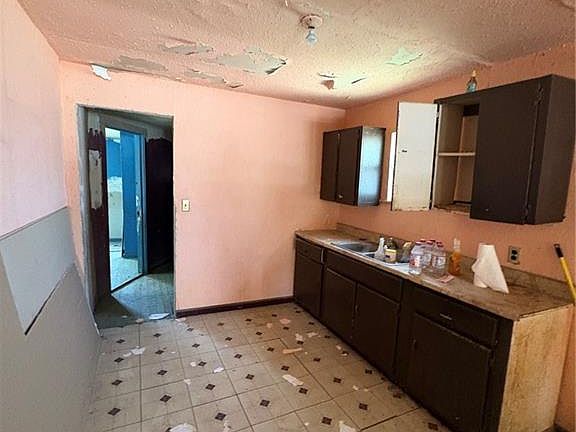 3rd image of 712 E Llano Grande St