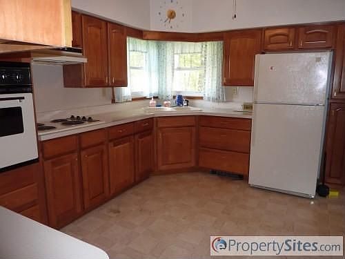 3rd image of 173 E Aaron Dr