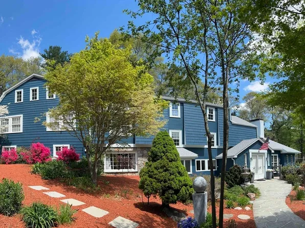 25 Pleasant St, Dover, MA 02030