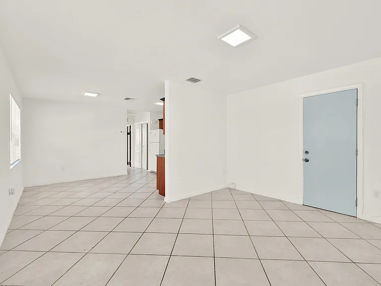 340 Madeira Ave #5 — Photo 2