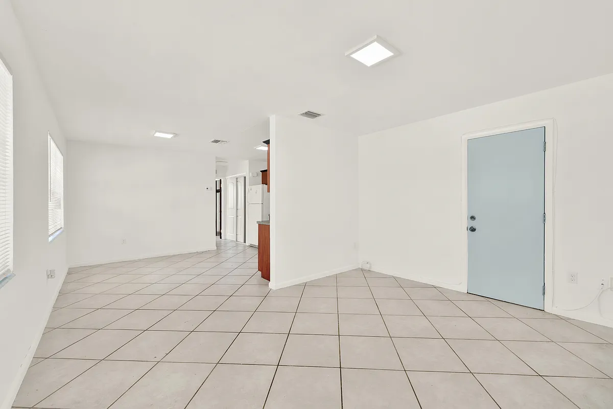 Building Photo - 340 Madeira Ave #5