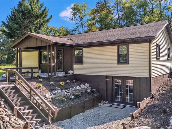 2281 Judah Rd, Orion, MI 48359