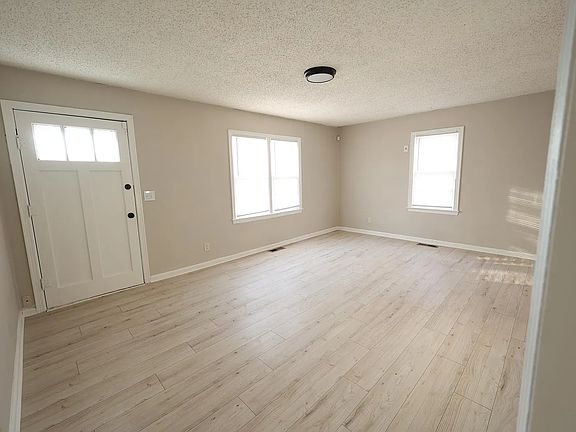 3rd image of 1120 S Everett Ave
