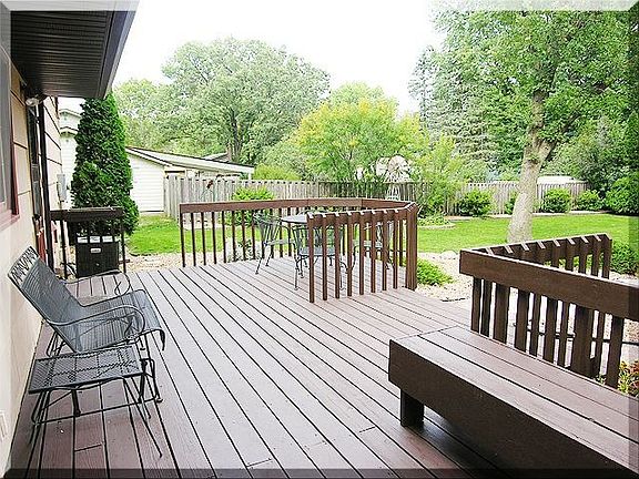 Very nice deck in back