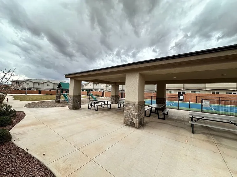 Three Bedroom Red Mountain Vista Town Home — Photo 43