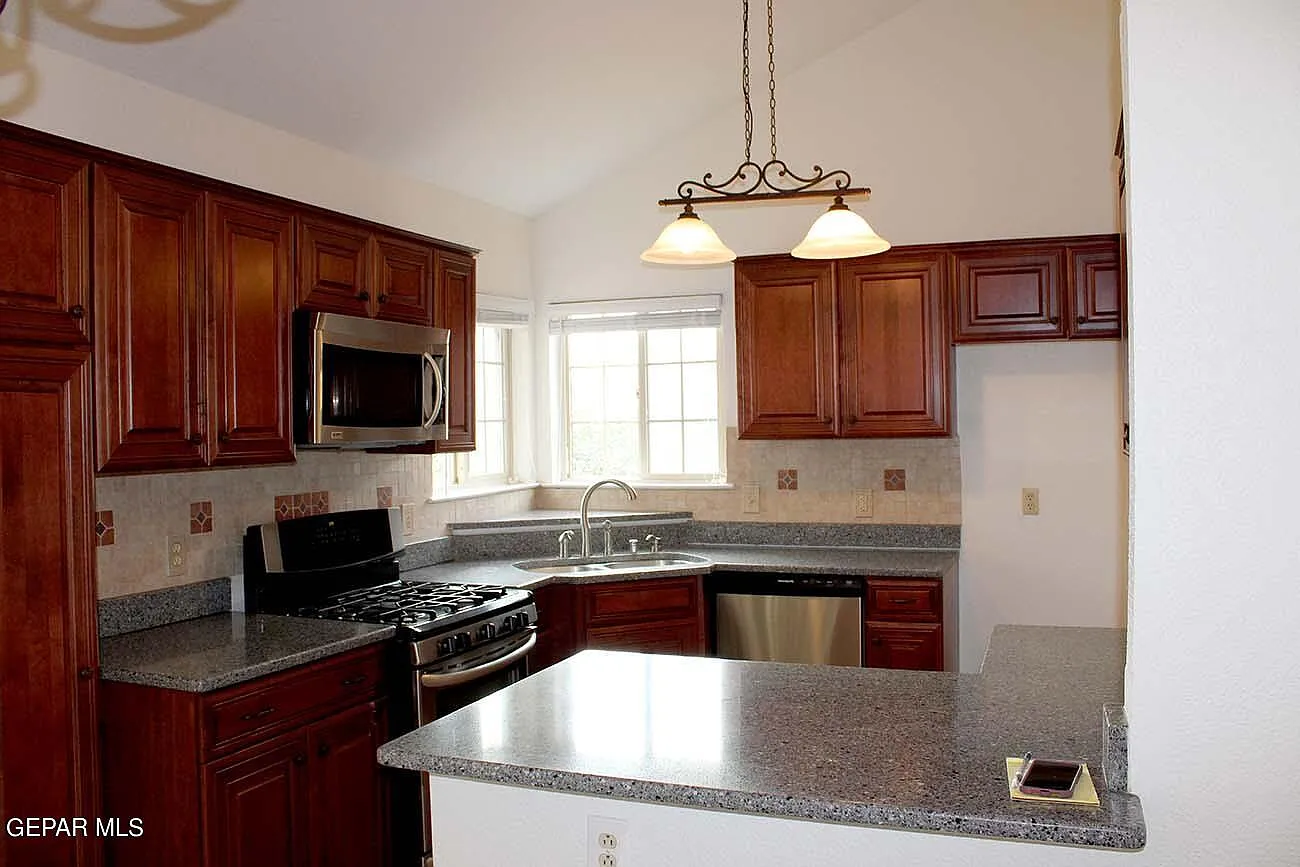 3 bed, 2.5 bath, 1677 sqft, $1,800 — Photo 4