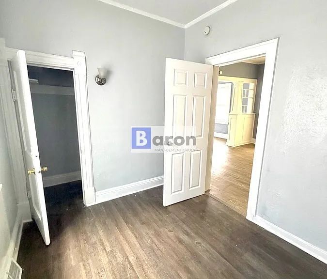 2408 Kenwood Ave — Photo 7