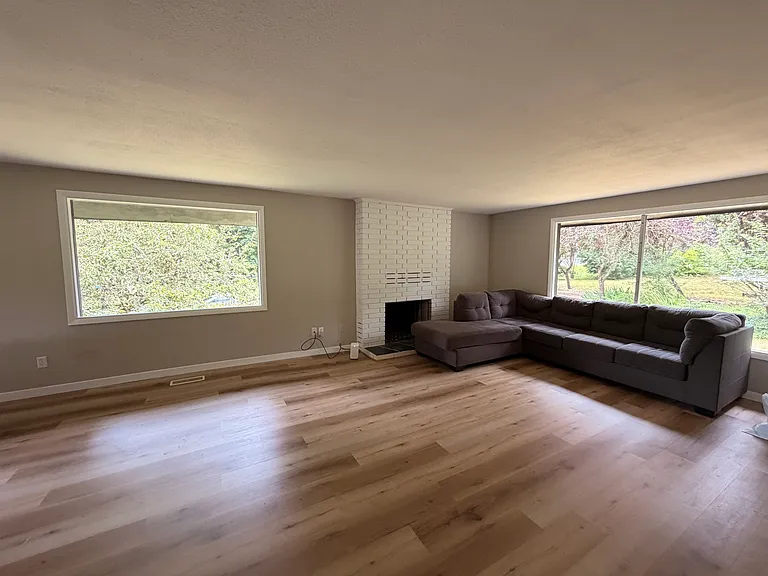 2423 Old Lakeway Dr — Photo 2