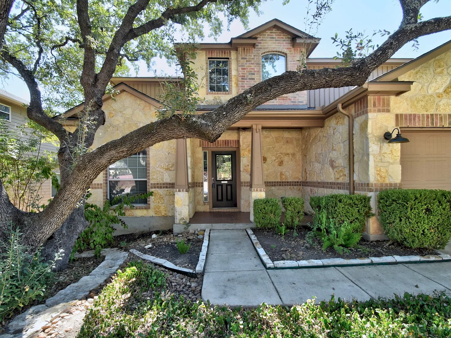 Move In Ready Spacious 4-Bedroom, 3-Bath Home — Photo 3