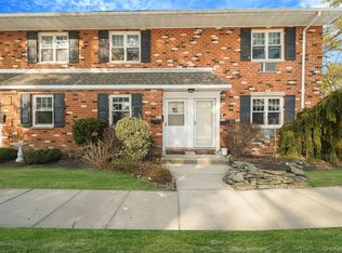 14 Glen Hollow Dr APT E2, Holtsville, NY 11742