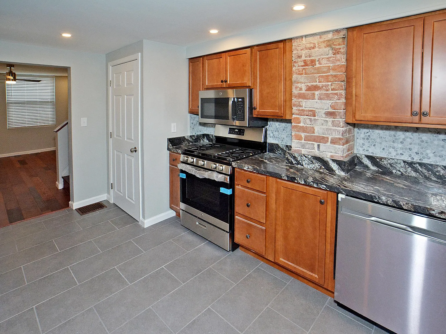 2 bed, 1.5 bath, 884 sqft, $1,595 — Photo 3