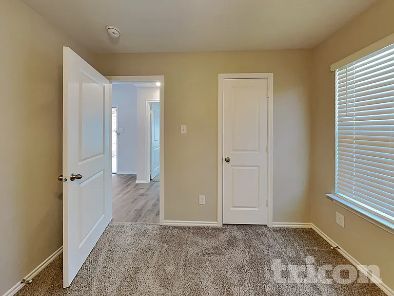 3323 Hawkins Dr — Photo 10