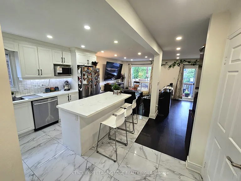 11 Radford Cres #MAIN FLR — Photo 5