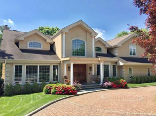 9 Shannon Dr, Woodbury, NY 11797