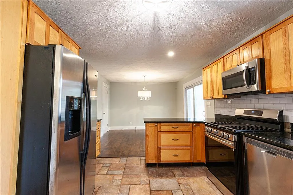 3 bed, 1.5 bath, 1215 sqft, $2,250 — Photo 3