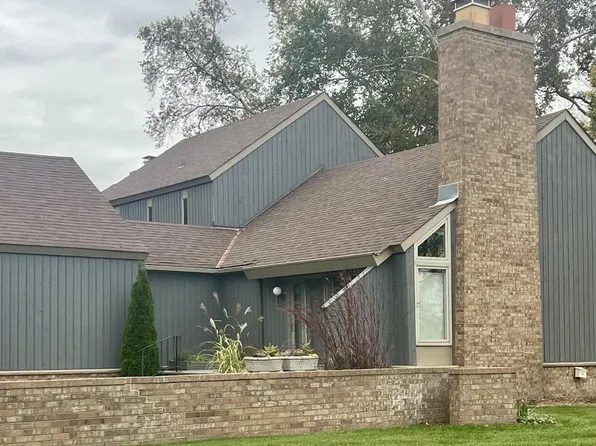 1 Deepwood DRIVE #B-1, Wind Point, WI 53402