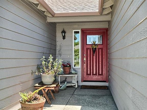 2nd image of 961 Highbury Dr