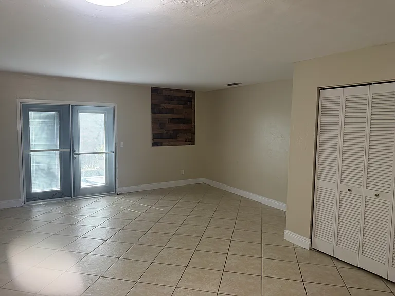 1005 SW 48th Ter #1 — Photo 4