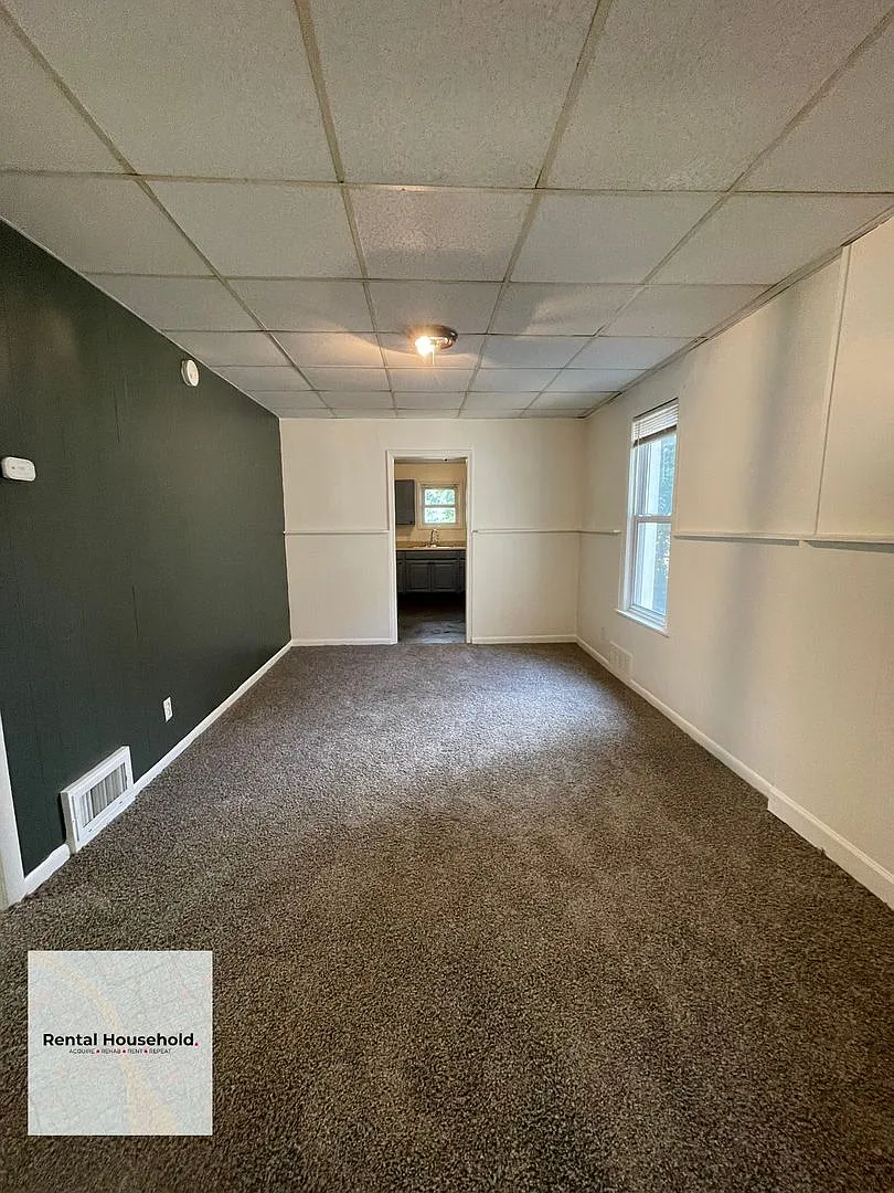 Charming 4 Bedroom Home-Centrally Located & Ready for Move-In! — Photo 2