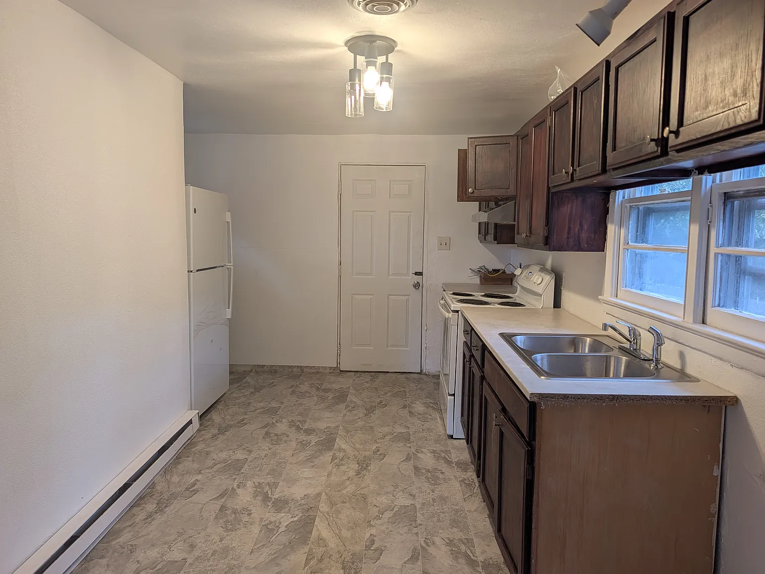 3 bed, 816 sqft, $1,800 — Photo 2